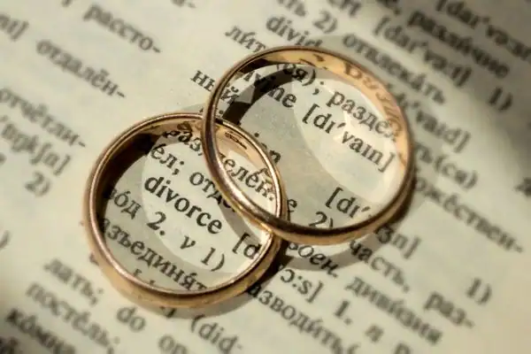 Image of rings removed before divorce mediation Grantham